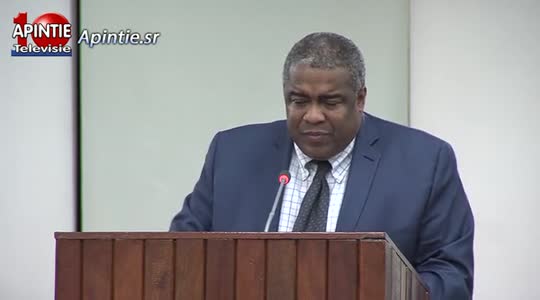 Overheid zit niet stil om economie zwaar aan te pakken zegt minister Hoefdraad