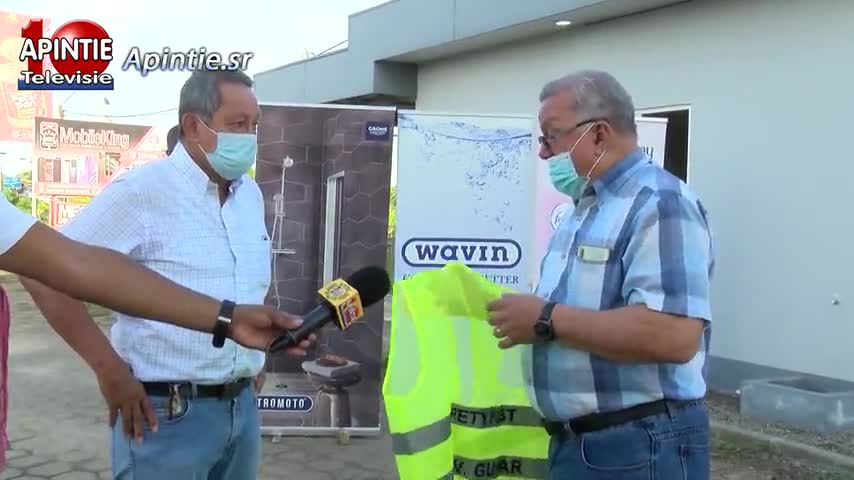 NV Guimar schenkt 300 vesten voor bromfietsers in Commewijne