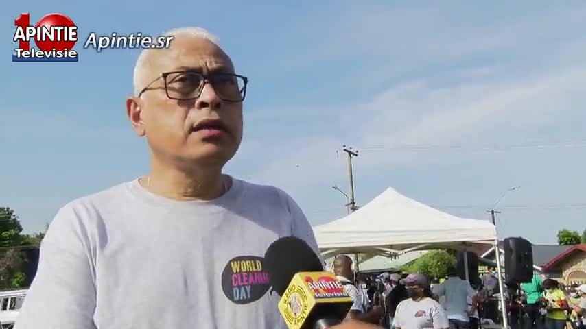 Minister Tjon A Hing helpt een handje mee bij World Cleanup Day