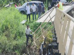 Ontzield lichaam bromfietses uit kreek gehaald bij brug Tawajaripolderweg