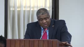 Regering druk bezig met crisisplan op te stellen zegt minister Hoefdraad