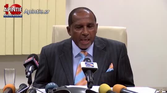 Minister van der San heeft enkele journalisten flink geschoffeerd tijdens persconferentie