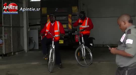 Surpost herintroduceert postbode op de fiets