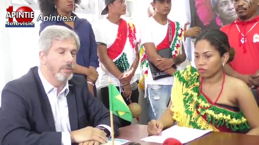 Inheemsen bieden petitie aan aan ambassadeur van Brazilie in Suriname tegen geweld en vernietiging van Inheemsen en de Amazone
