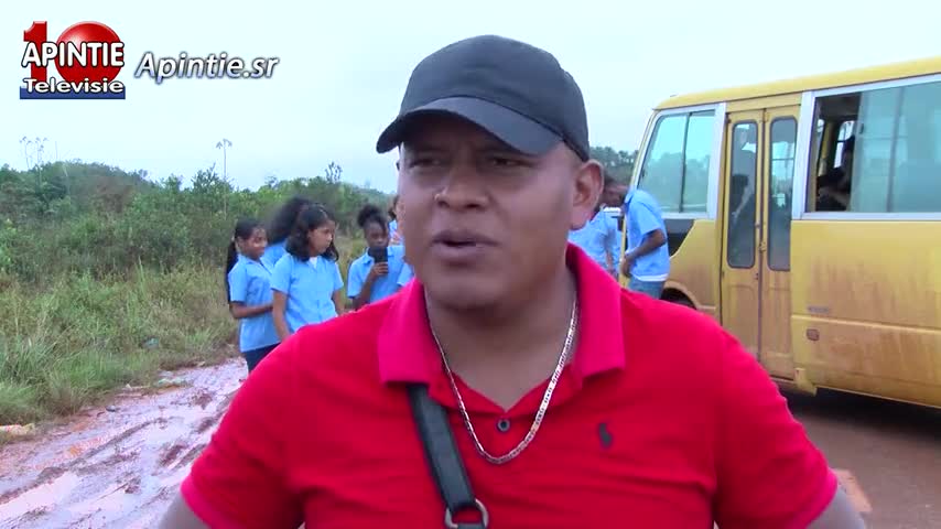 Weg naar West Suriname gebaricadeerd, bewoners willen herstel van de weg